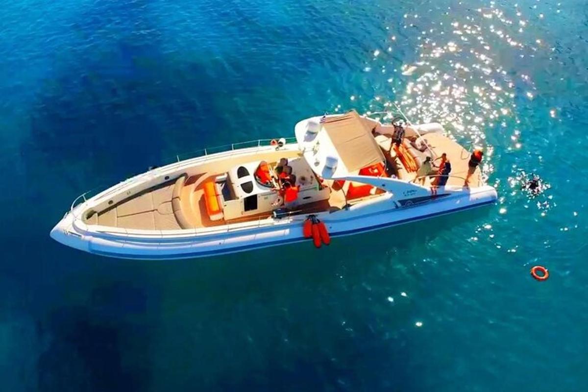 um grupo de pessoas em um barco na água
