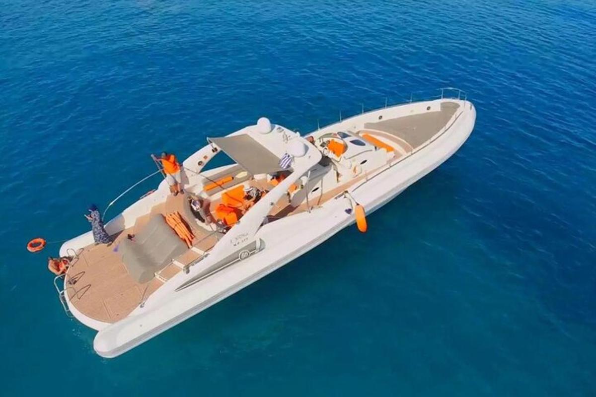 um barco branco flutuando na água azul