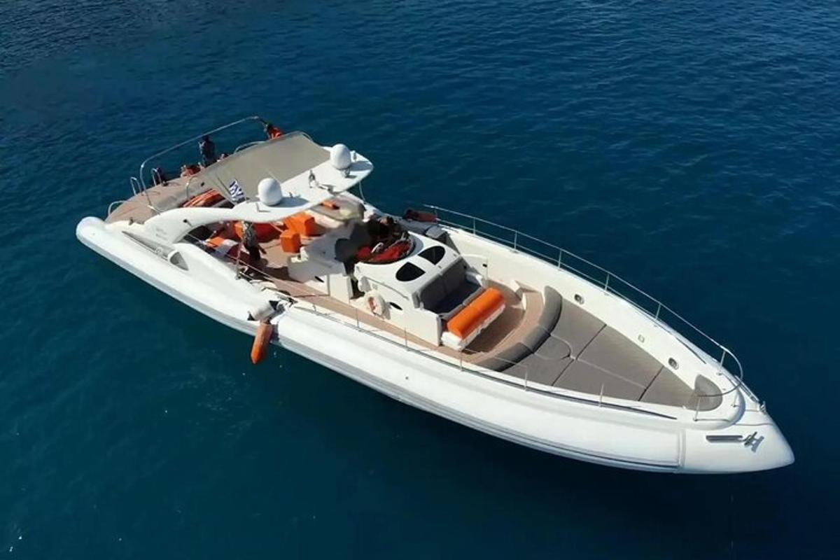 um barco branco flutuando na água azul