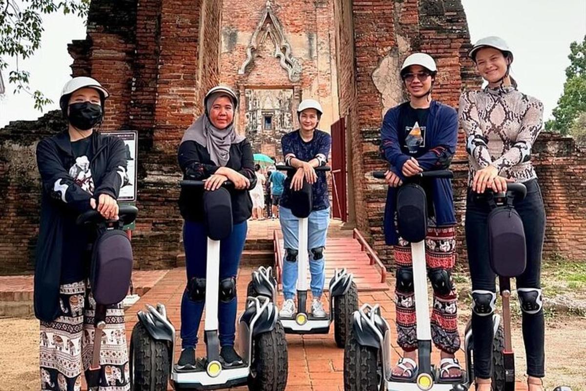 μια ομάδα ανθρώπων που κάνουν ποδήλατο με segways