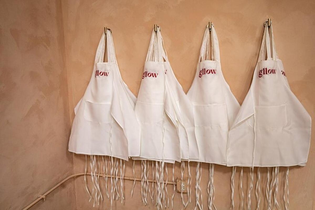 un grup de bosses blanques penjades a la paret
