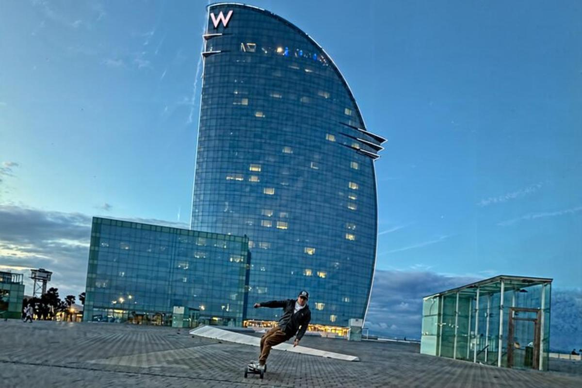 un bărbat care merge pe skateboard în fața unei clădiri