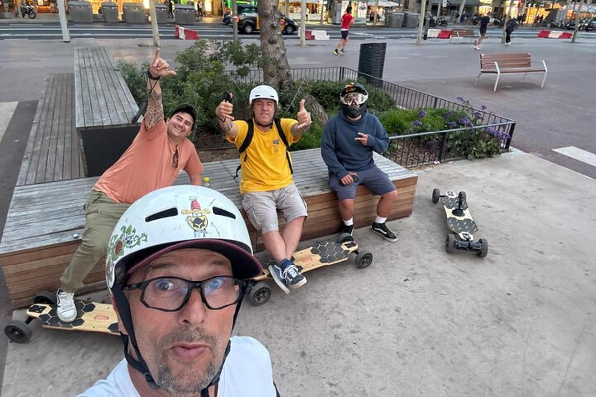 un grup de skateboarderi care pozează pentru o fotografie