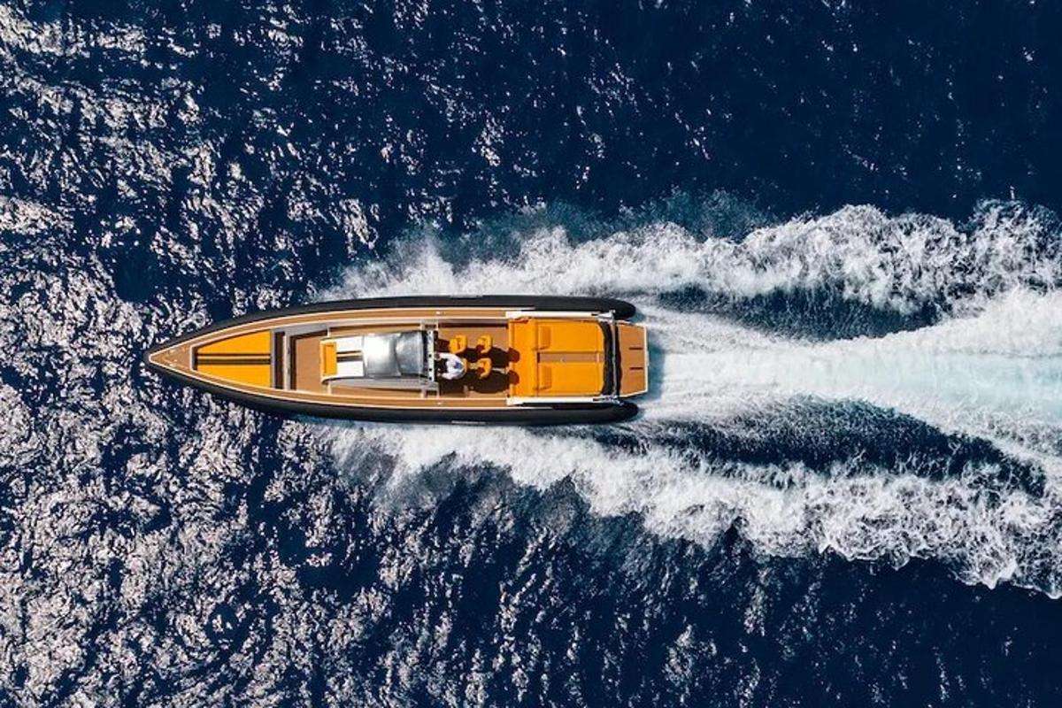 ein gelbes Boot auf dem Wasser im Ozean