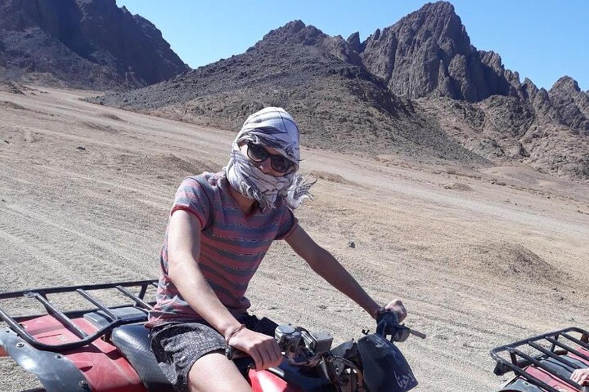 un uomo in moto nel deserto
