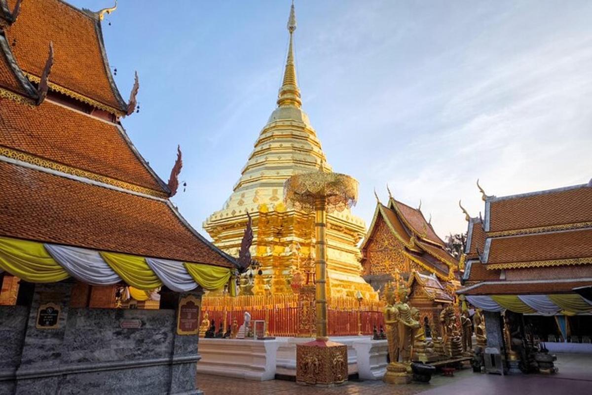 una grande pagoda con un'alta torre in un edificio
