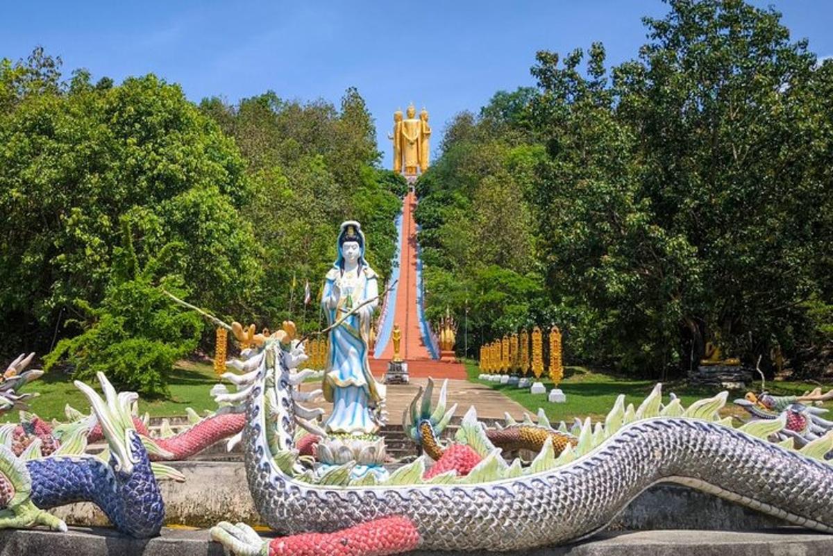 una statua in un parco con una scultura di drago