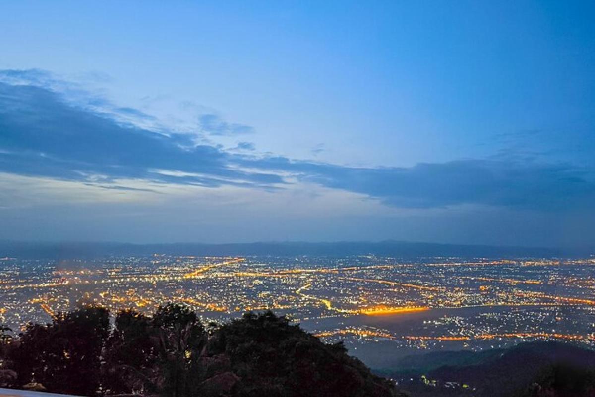 una vista d'una ciutat a la nit