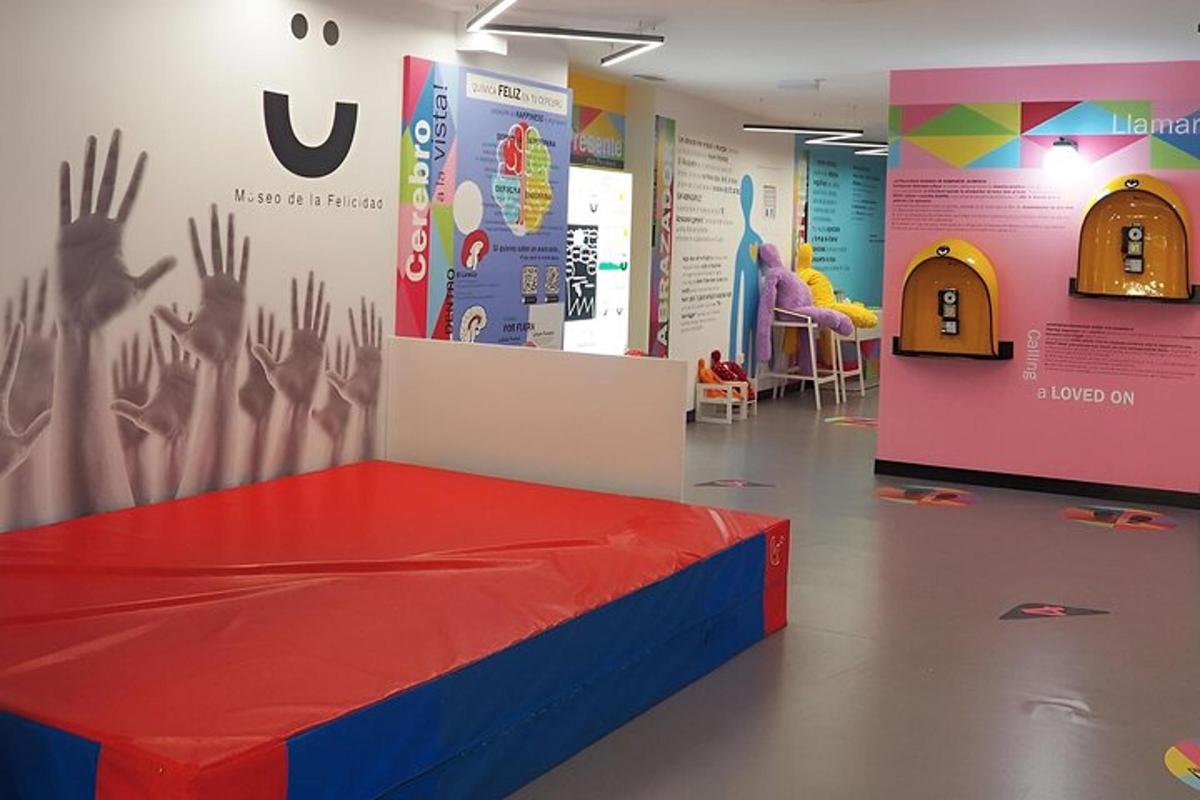 ein Zimmer mit einer roten Bank in einem Zimmer