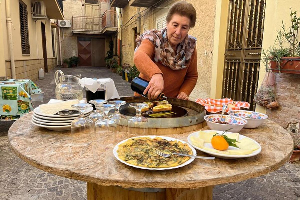 uma mulher está preparando comida em uma mesa