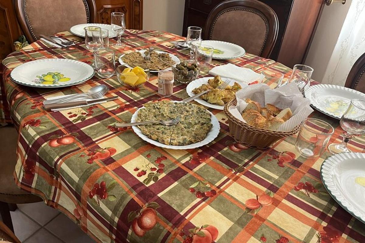 uma mesa com pratos de comida em cima
