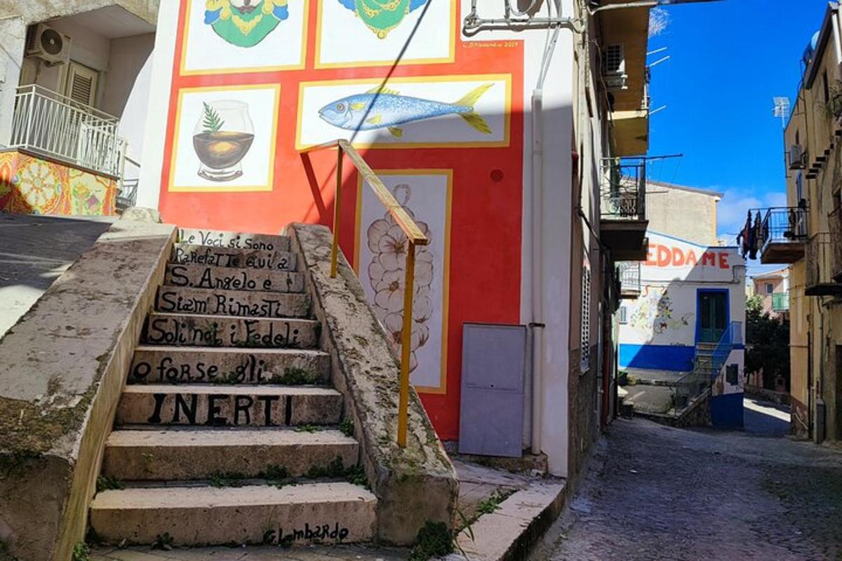 um conjunto de escadas em frente a um prédio com grafite