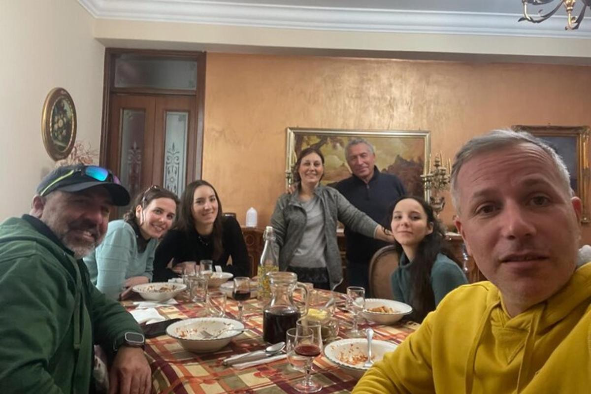 um grupo de pessoas sentadas ao redor de uma mesa
