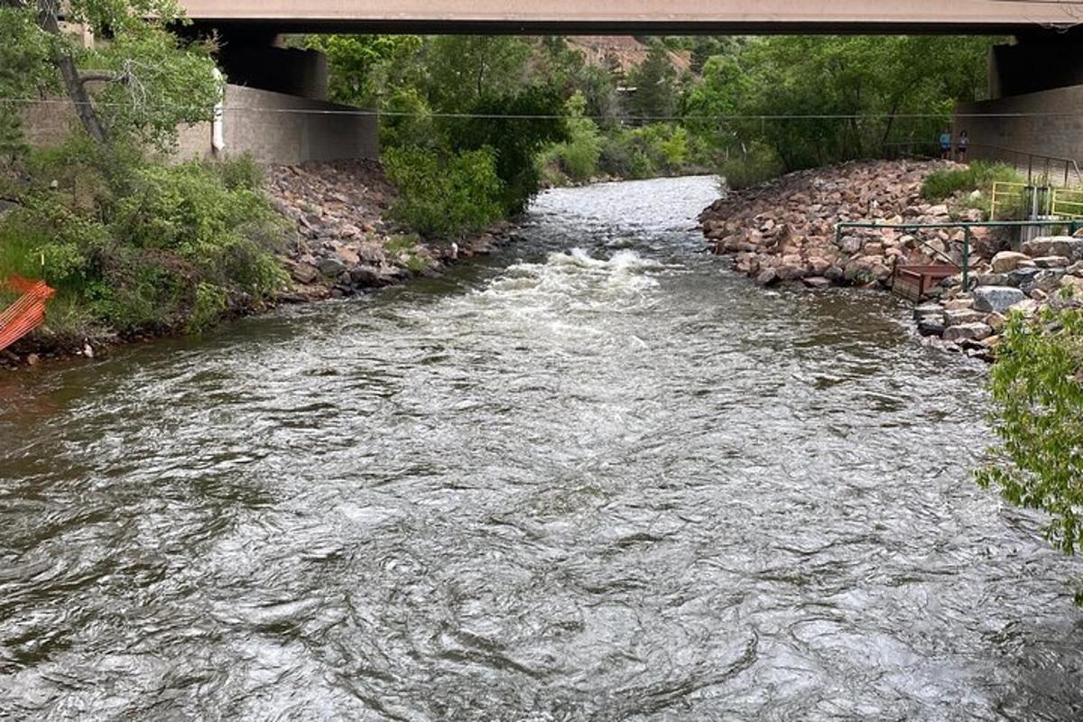 un río con un puente sobre él