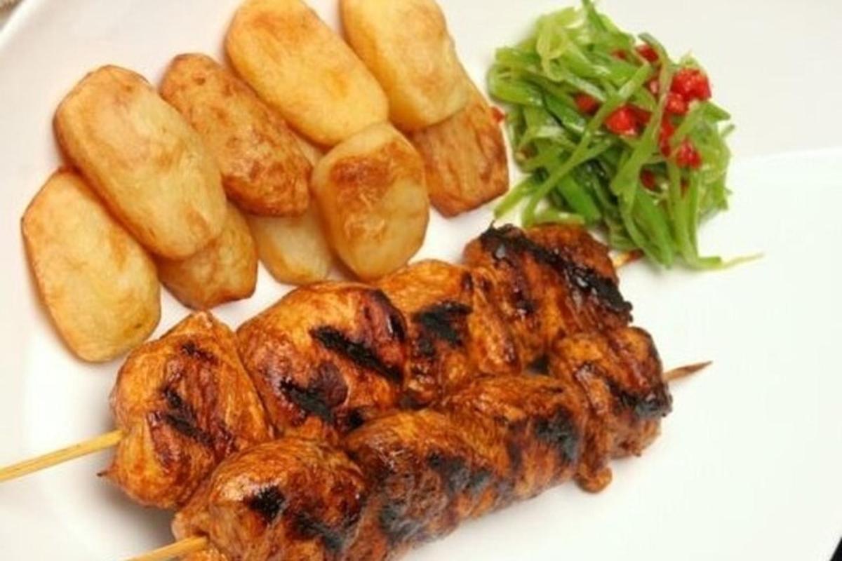 o farfurie cu carne și cartofi și o salată