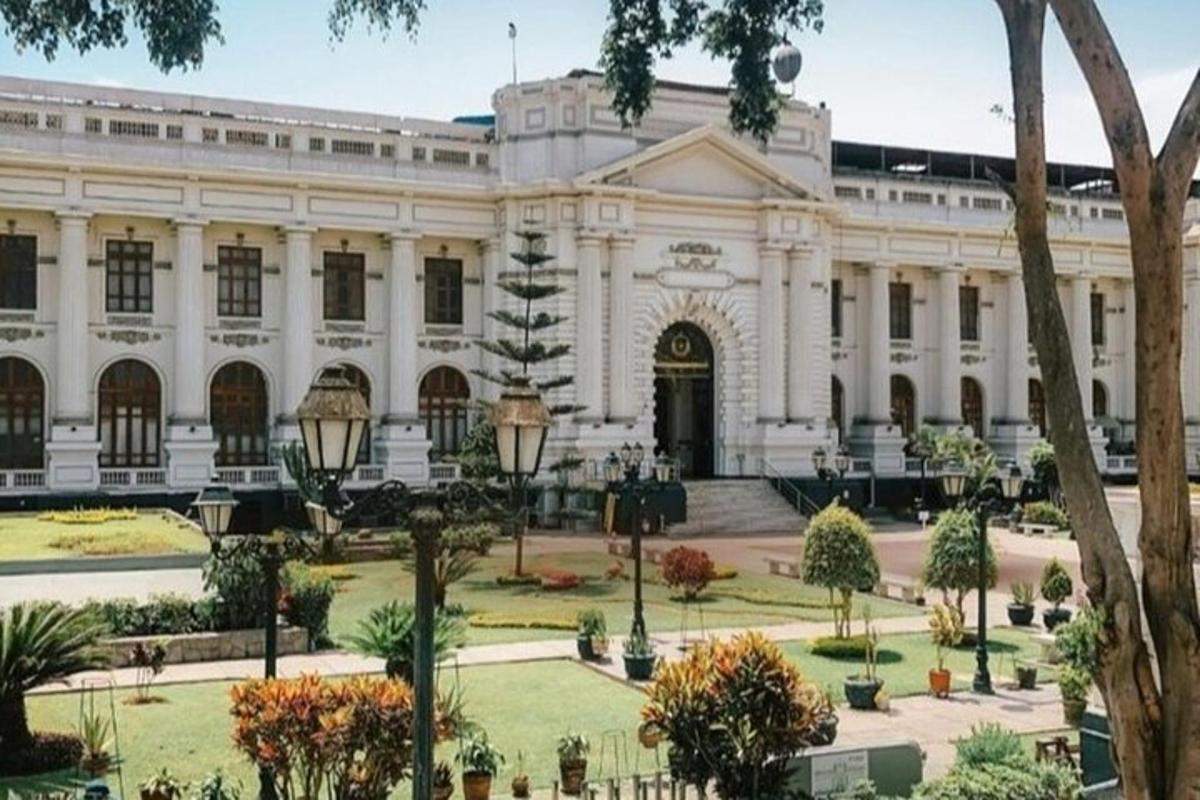 o clădire mare și albă cu copaci în fața ei