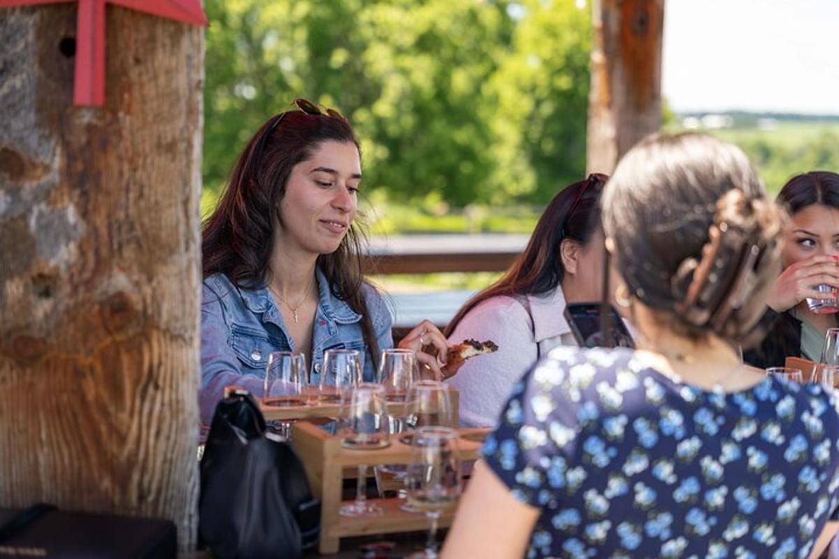 μια ομάδα γυναικών που κάθονται σε ένα τραπέζι με ποτήρια κρασιού