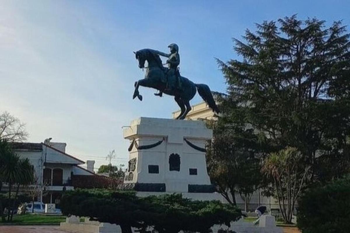 ένα άγαλμα ενός άνδρα που ιππεύει ένα άλογο στην κορυφή ενός κτιρίου