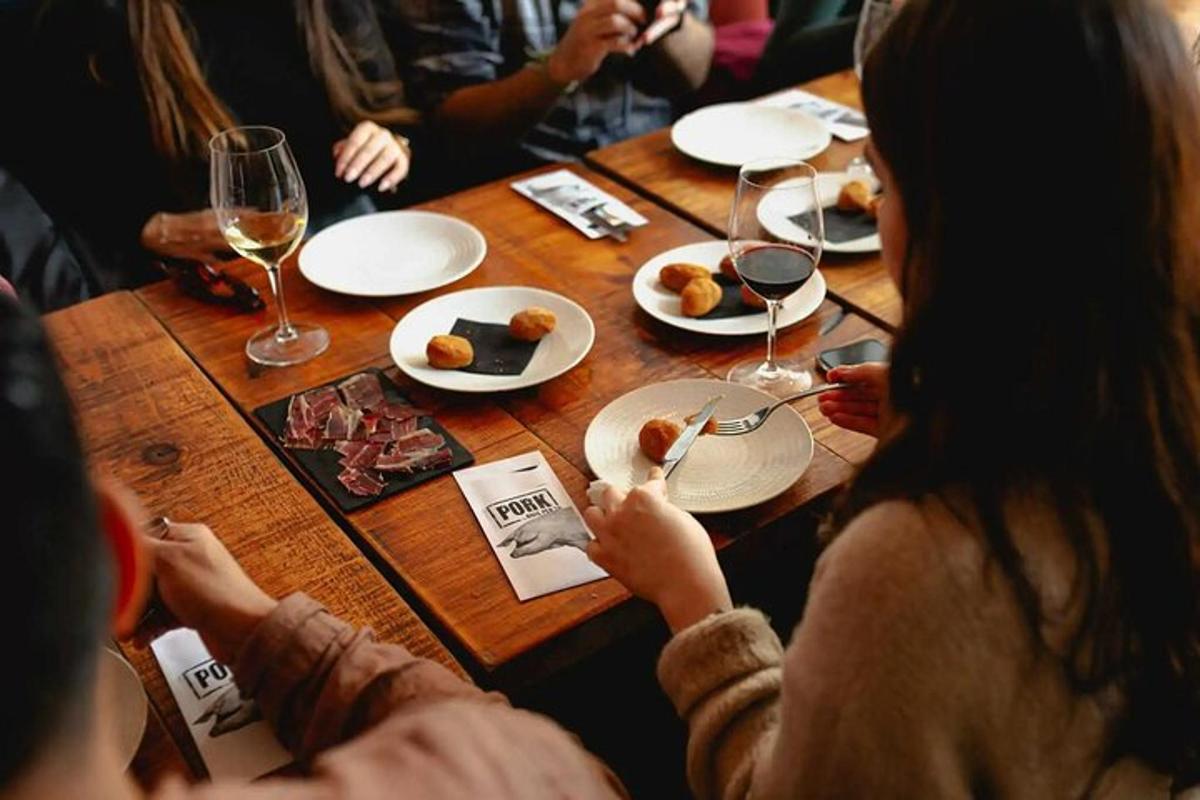 um grupo de pessoas sentadas à mesa comendo comida