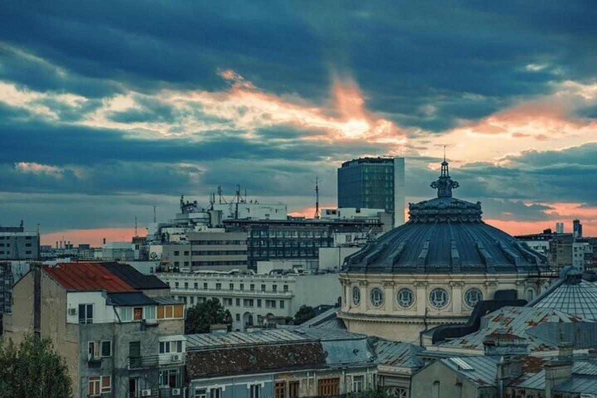 ein Blick auf eine Stadt mit bewölktem Himmel