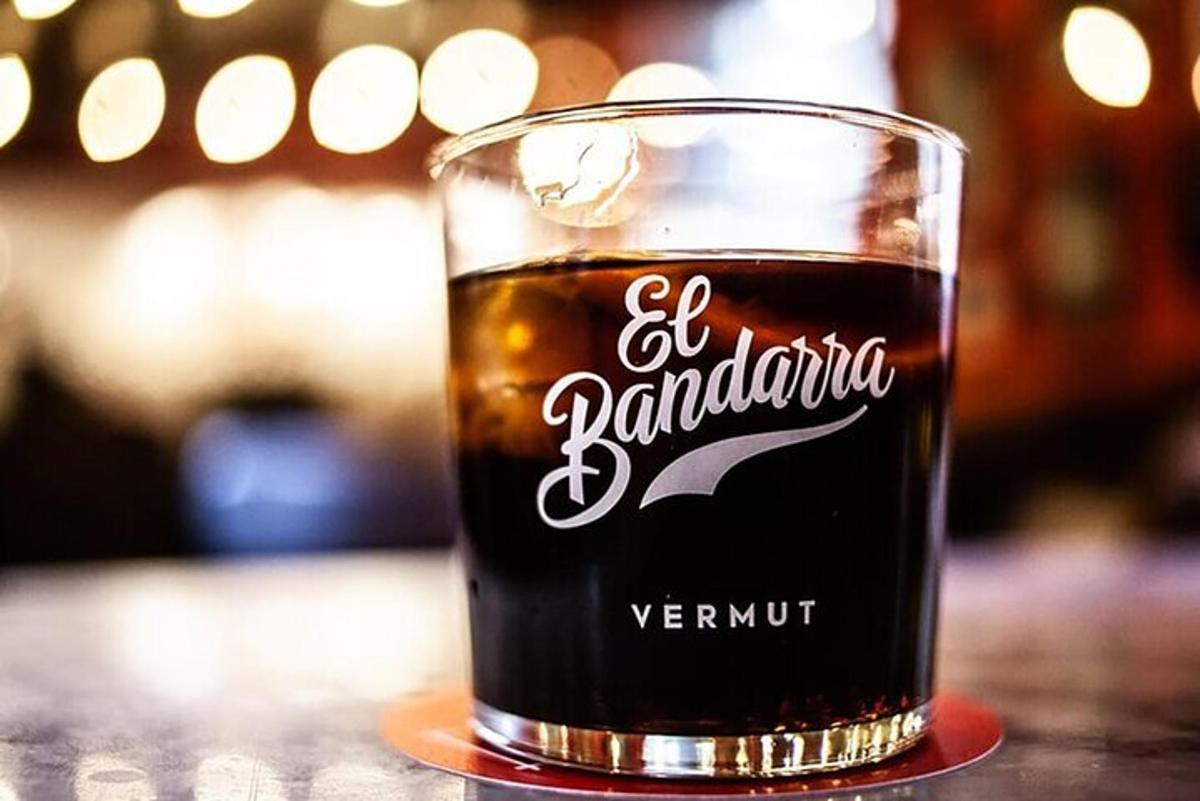 uma taça de vinho sobre uma mesa