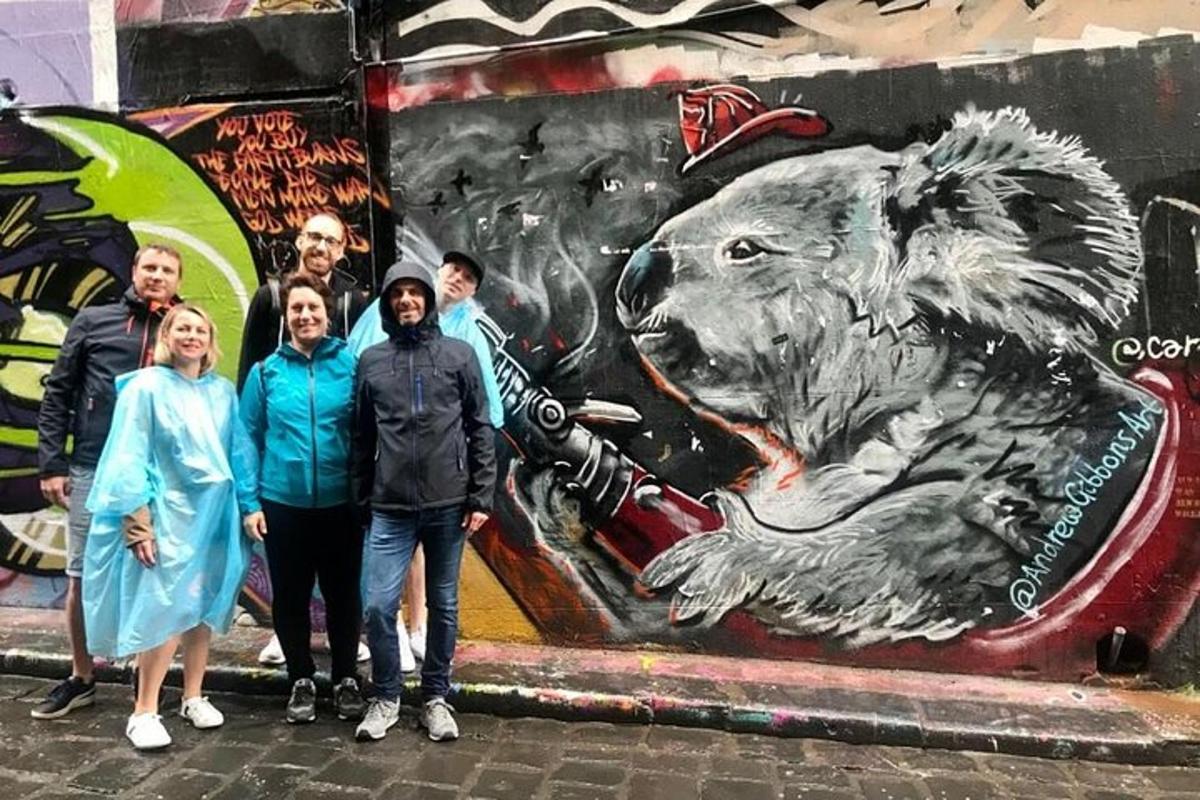grupė žmonių, stovinčių priešais liūto freską