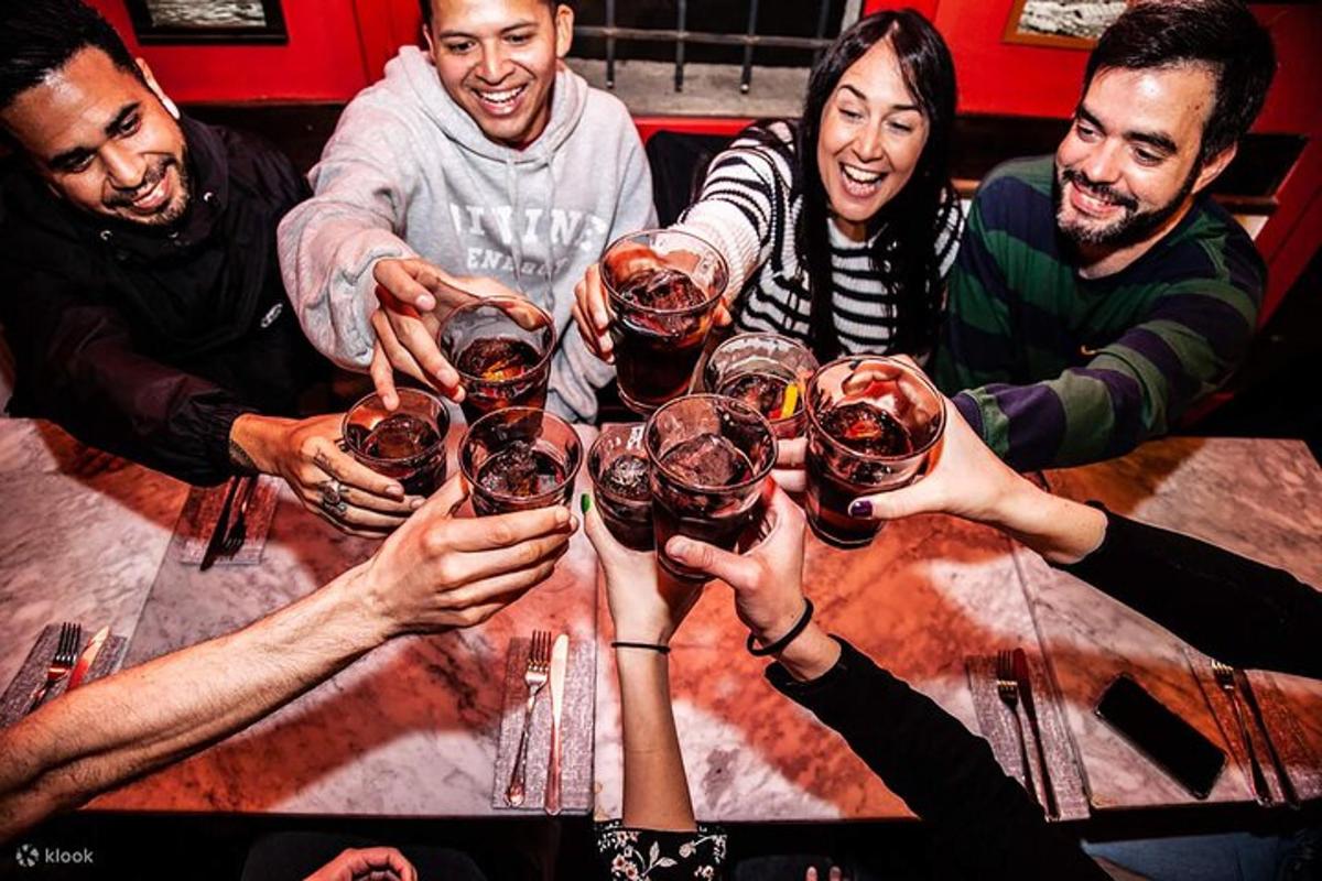 um grupo de pessoas segurando taças de vinho