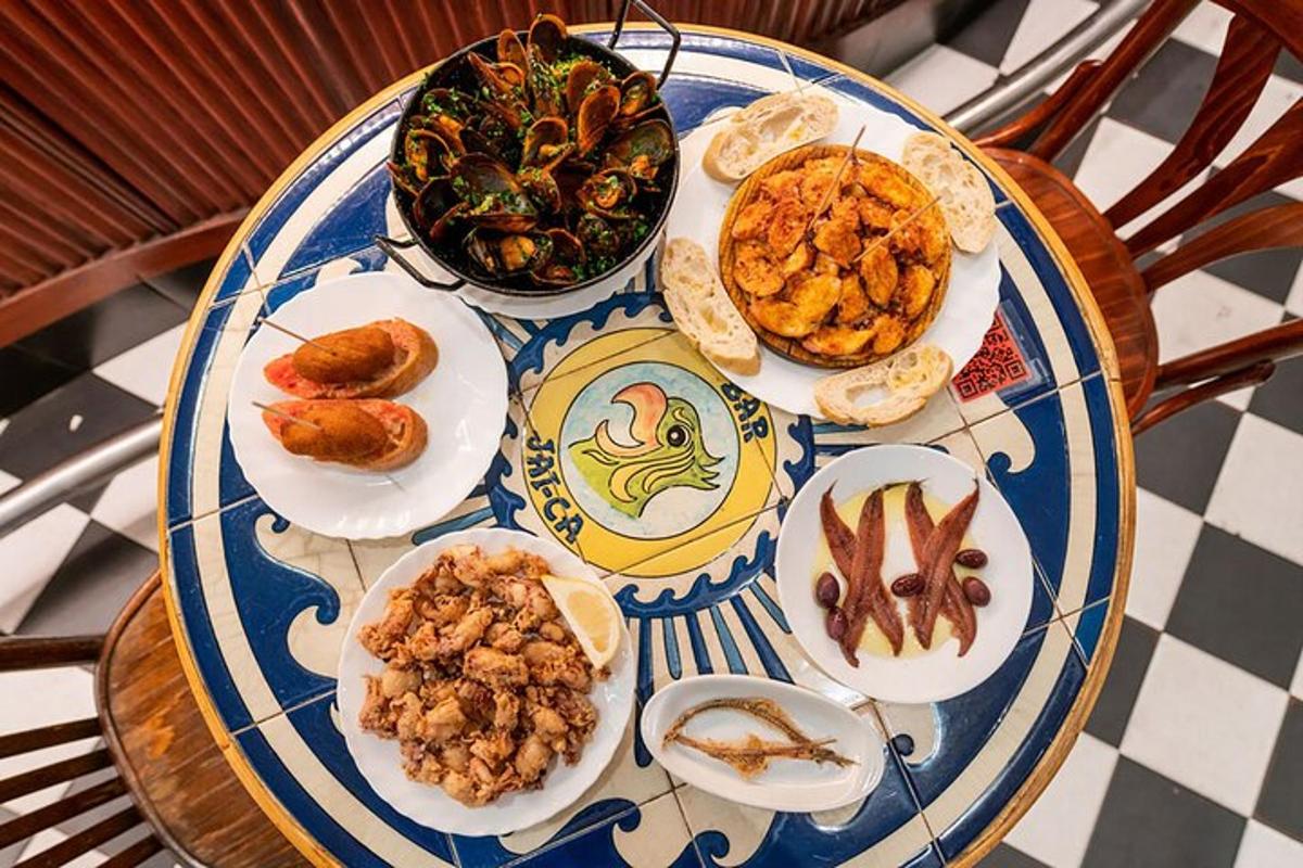桌子上摆满了食物
