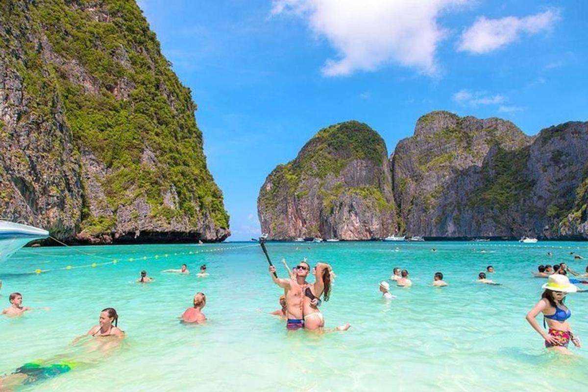 sekumpulan orang di dalam air di pantai
