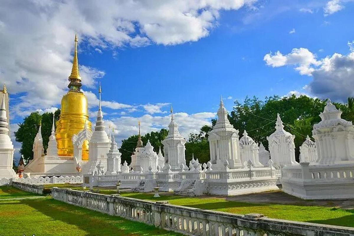 กลุ่มวัดสีขาวที่มีโดมสีเหลือง