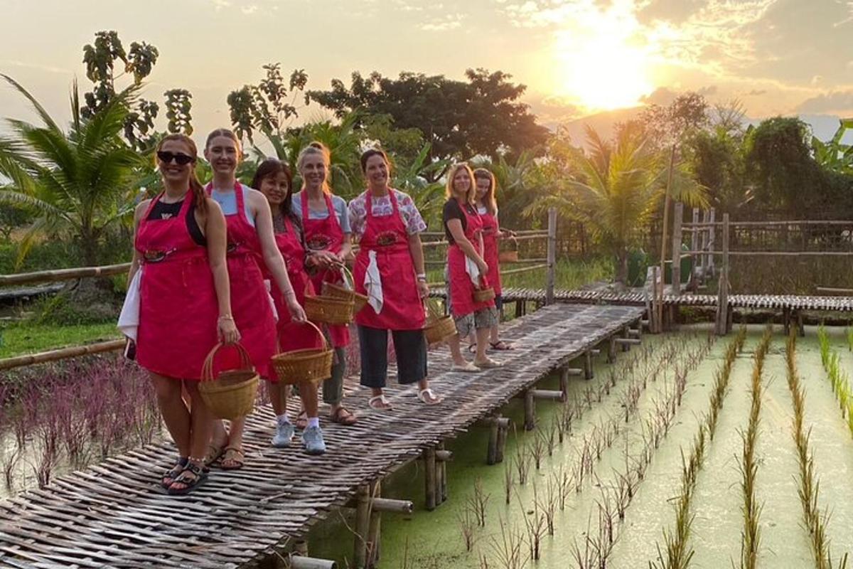 un gruppo di donne in piedi su un ponte di bambù