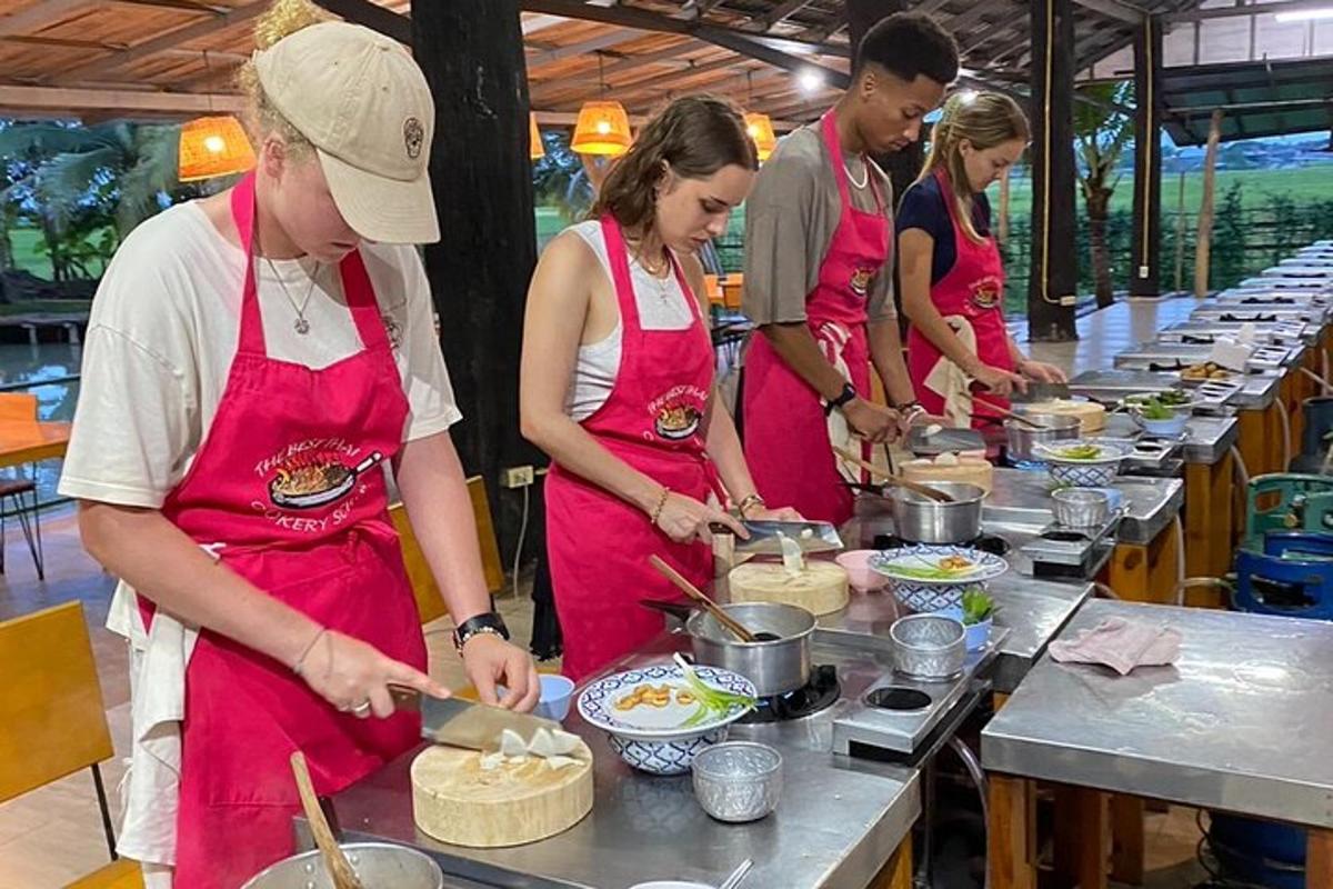 Un grupo de personas en una cocina preparando comida.