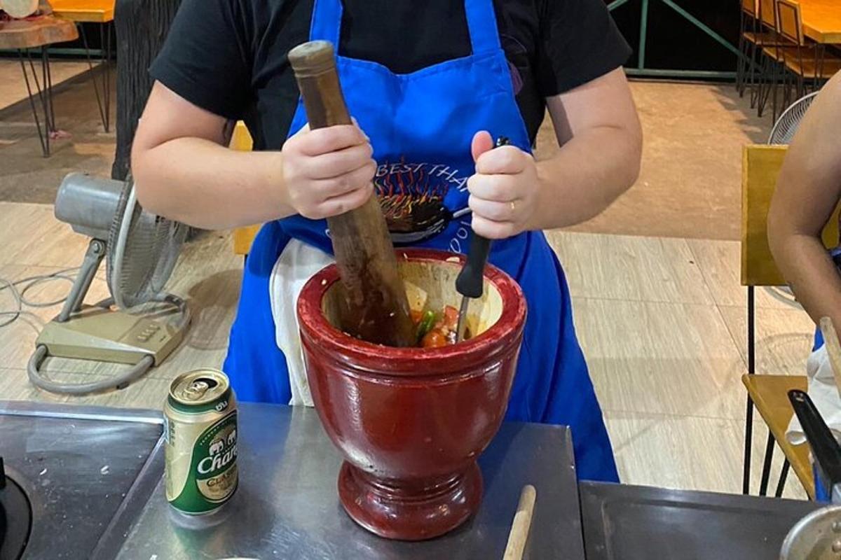 Una mujer está mezclando ingredientes en un tazón.