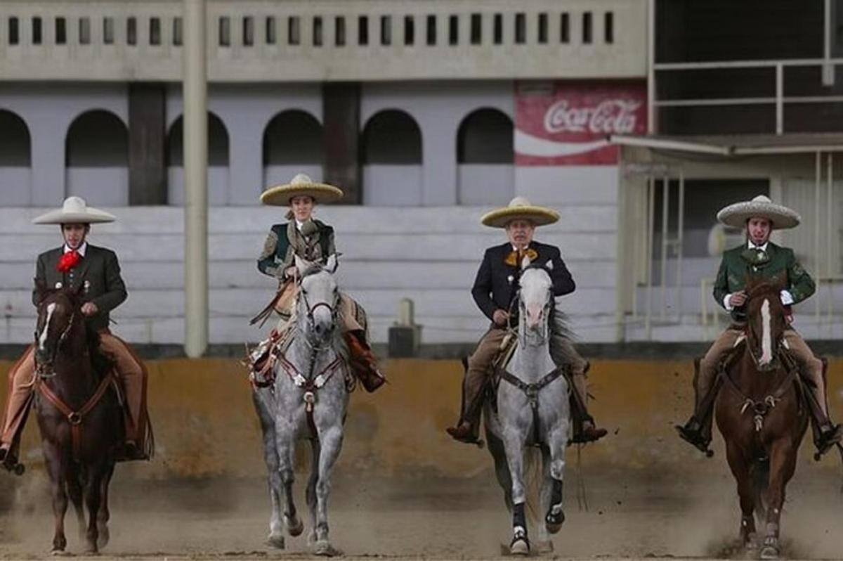 un gruppo di tre persone a cavallo