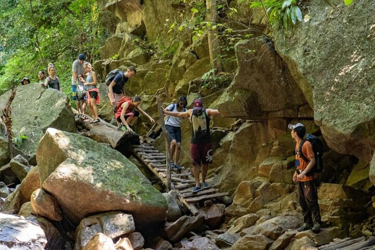 một nhóm người đang đi trên một con đường mòn đầy đá