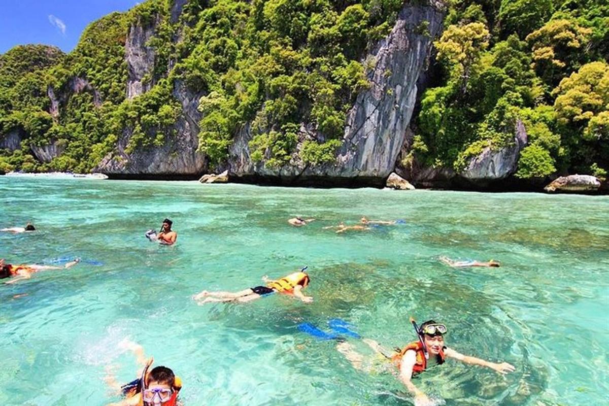 un gruppo di persone che nuotano in uno specchio d'acqua