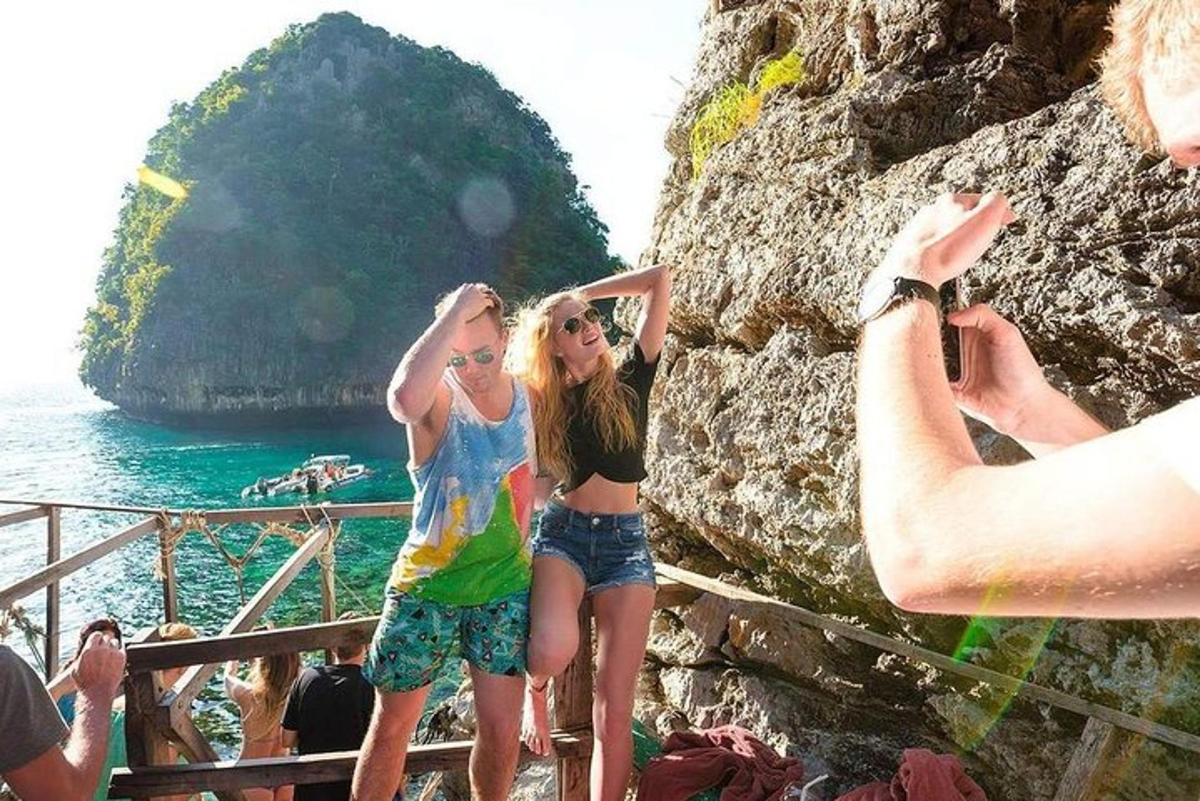 Dvě ženy stojící na zábradlí poblíž oceánu