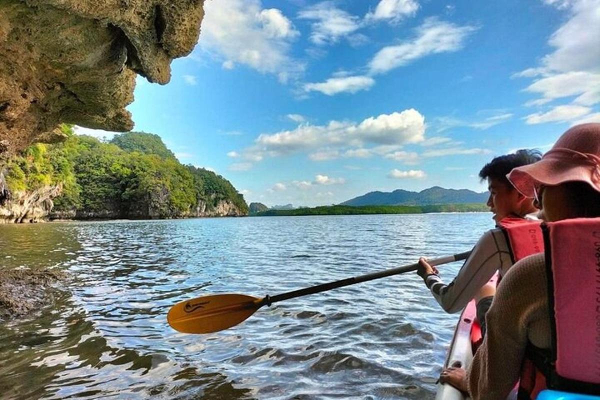 due persone su una barca a remi su un lago
