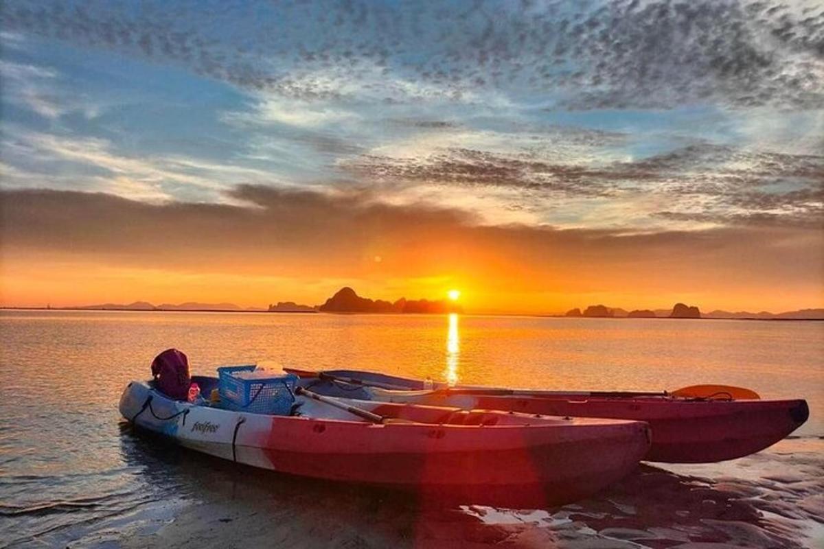due barche sedute sull'acqua al tramonto