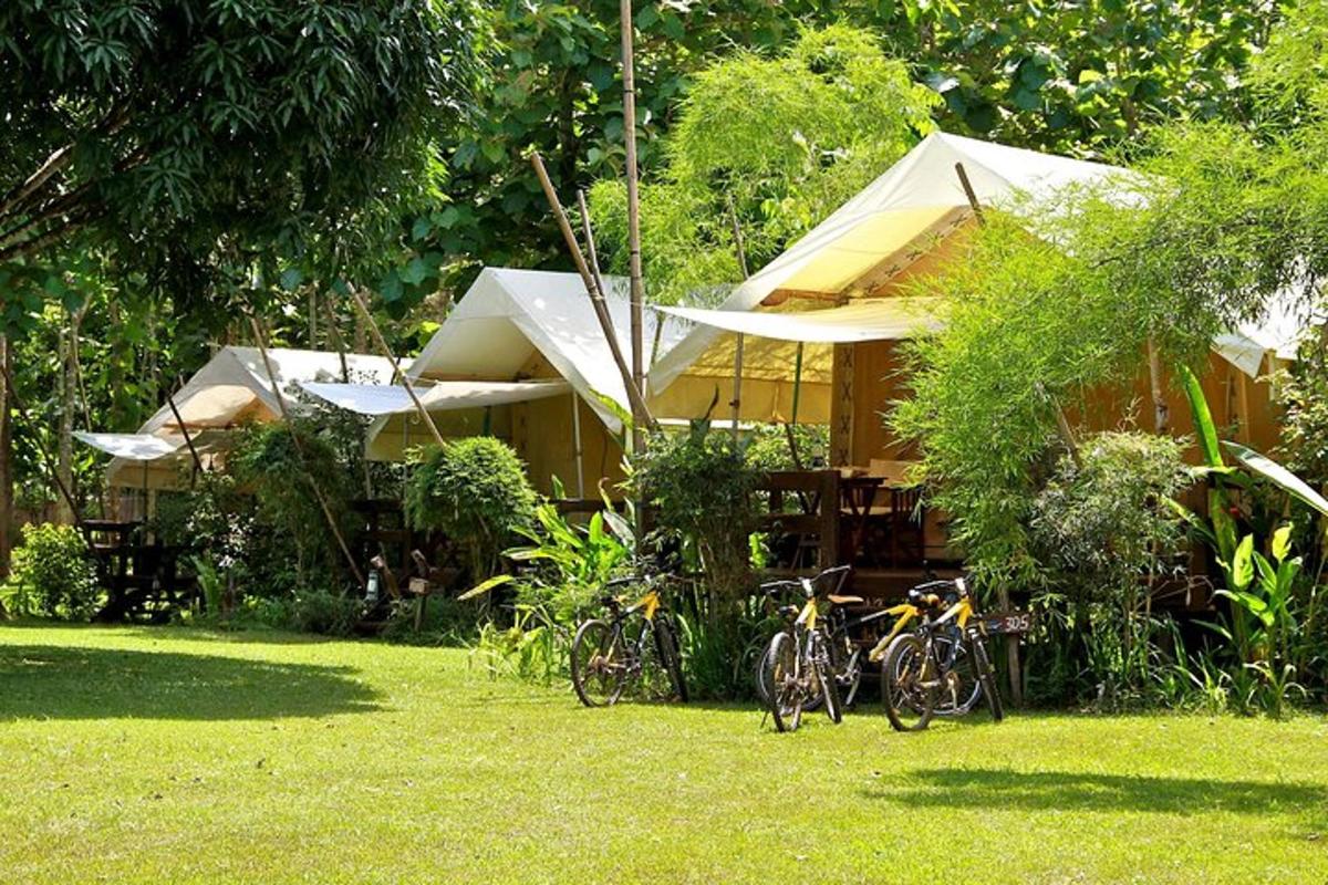 sekumpulan basikal diletakkan di hadapan sebuah rumah