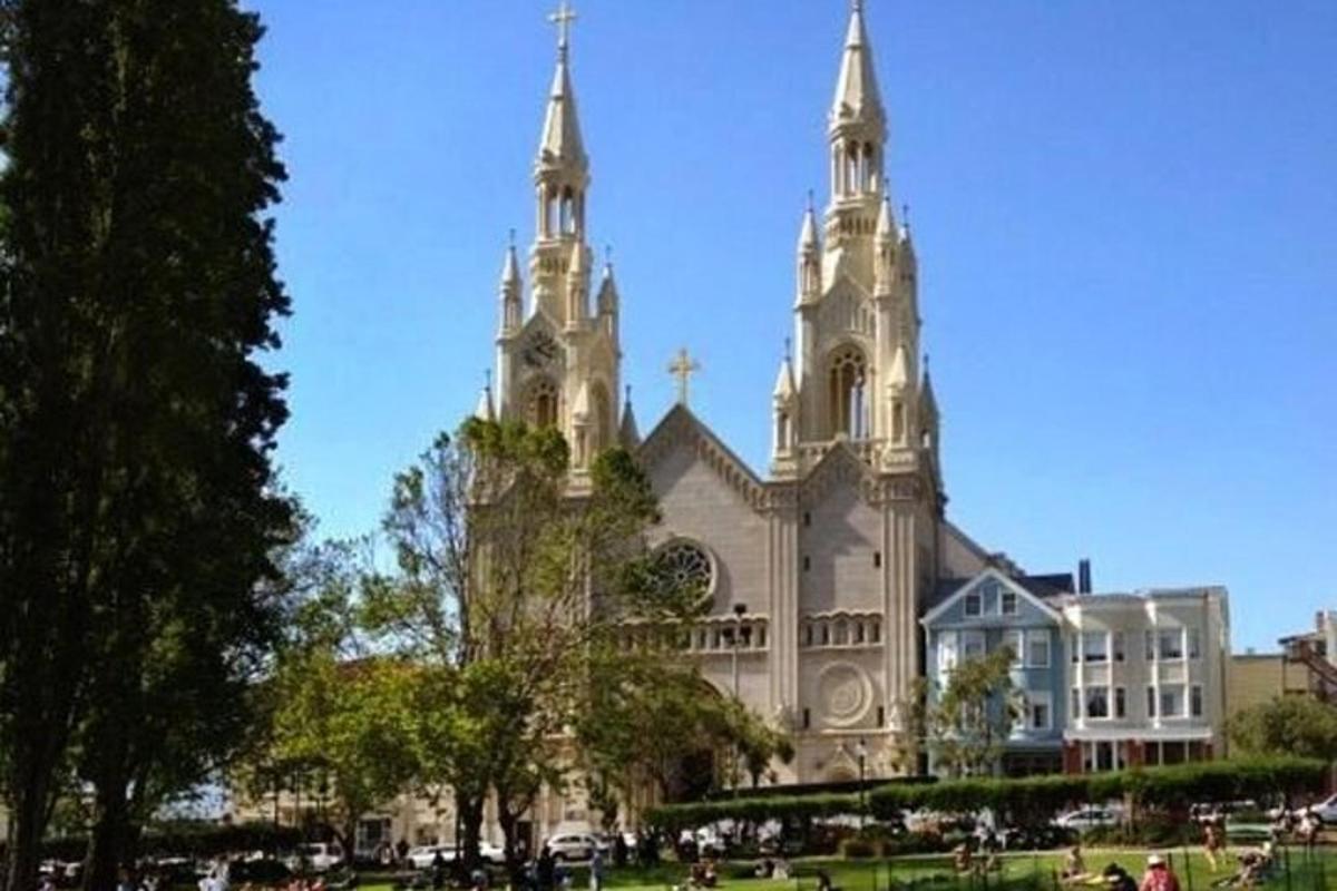 una grande cattedrale con due torri in cima a un edificio