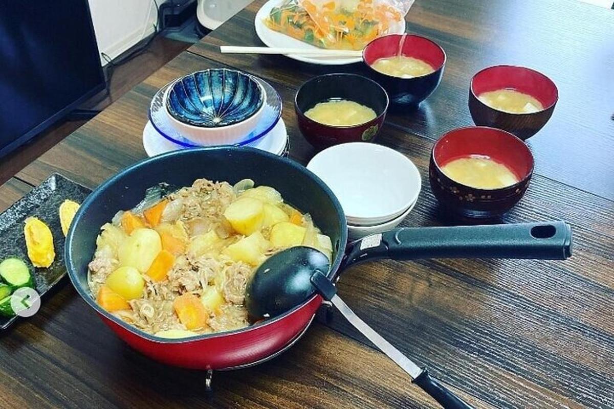 một cái bàn có một chảo thức ăn trên bàn