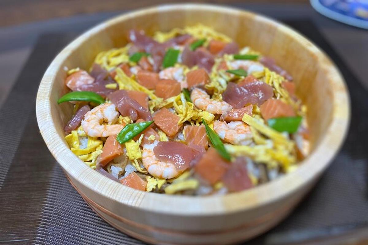 một bát thức ăn có thịt và rau