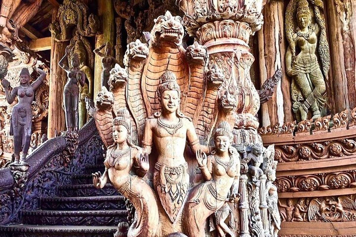ein Gebäude mit einer Reihe von Statuen darauf