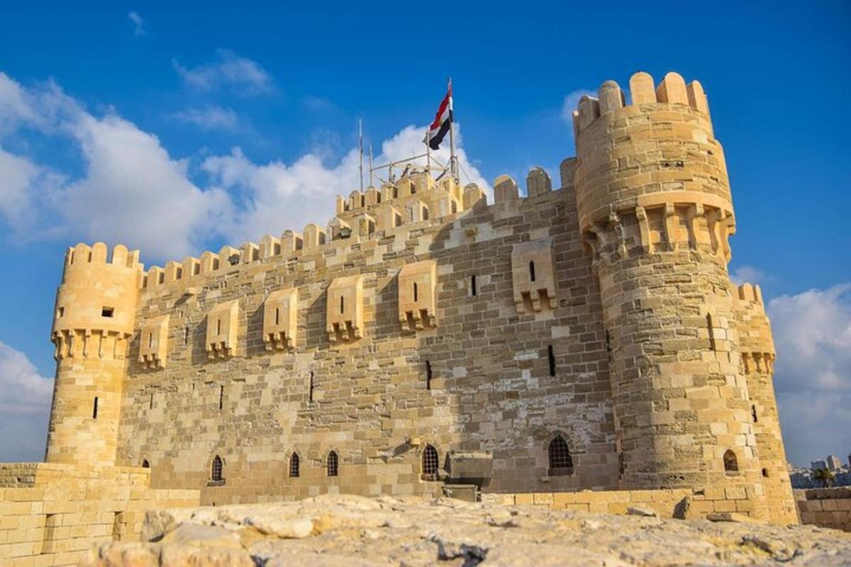 un castel cu un steag deasupra lui