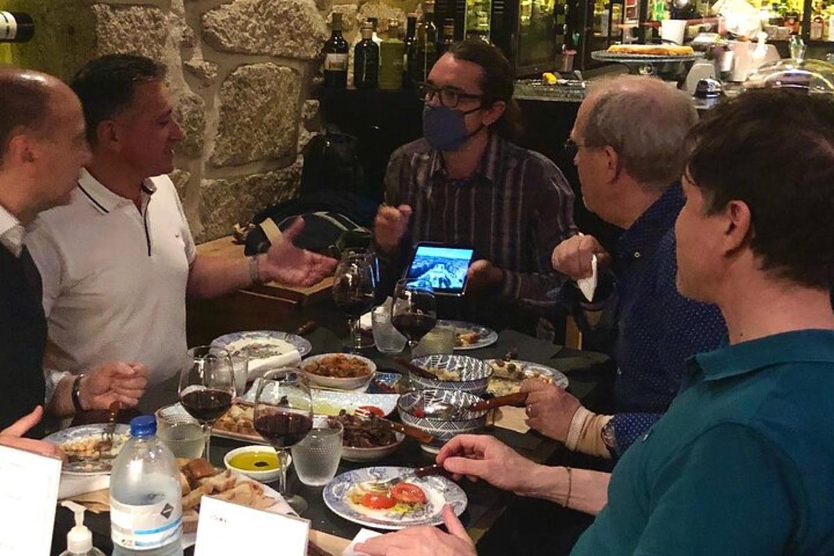 un groupe d'hommes assis autour d'une table en train de manger