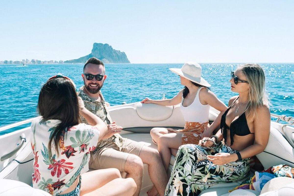 um grupo de pessoas sentadas em um barco na água