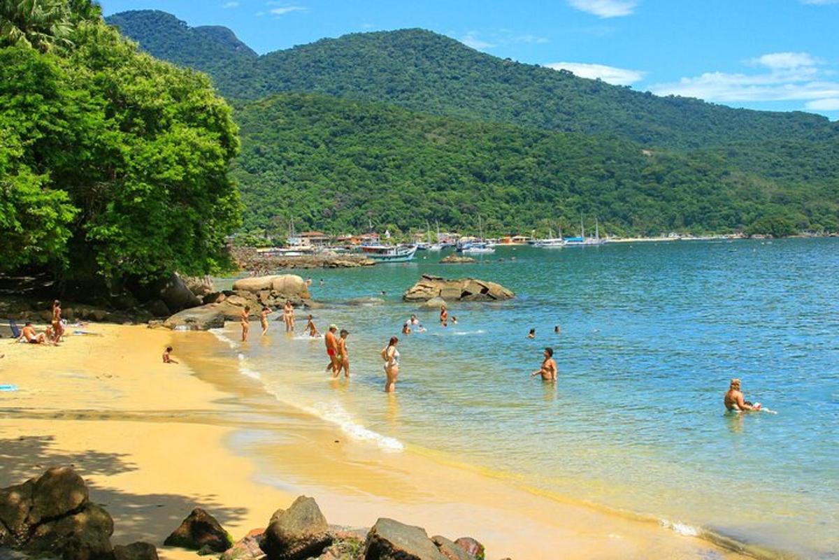 um grupo de pessoas na água em uma praia