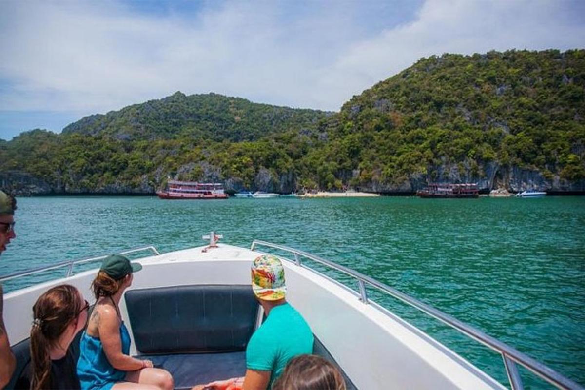 un grupo de personas en un barco en el agua
