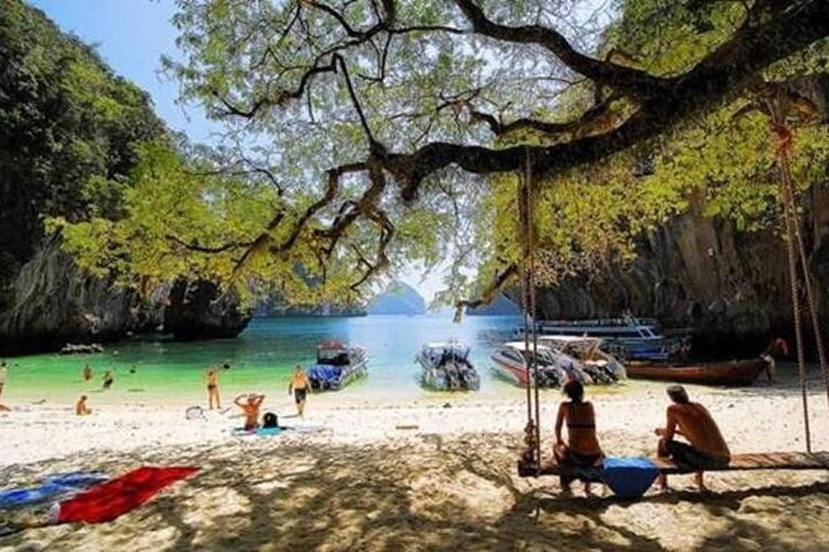 un gruppo di persone sedute su una spiaggia
